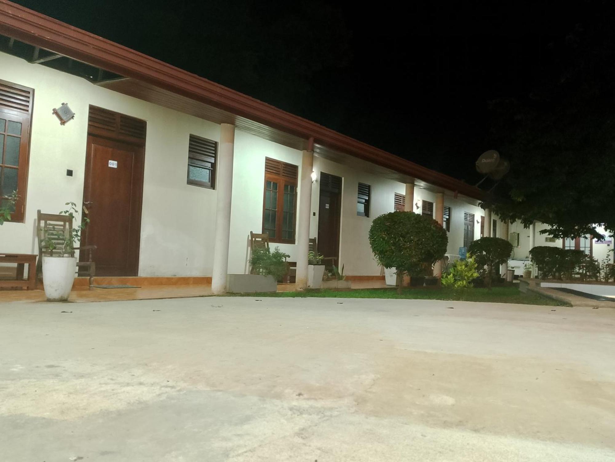 Malindu Yala Gate Hotel Tissamaharama Exterior foto